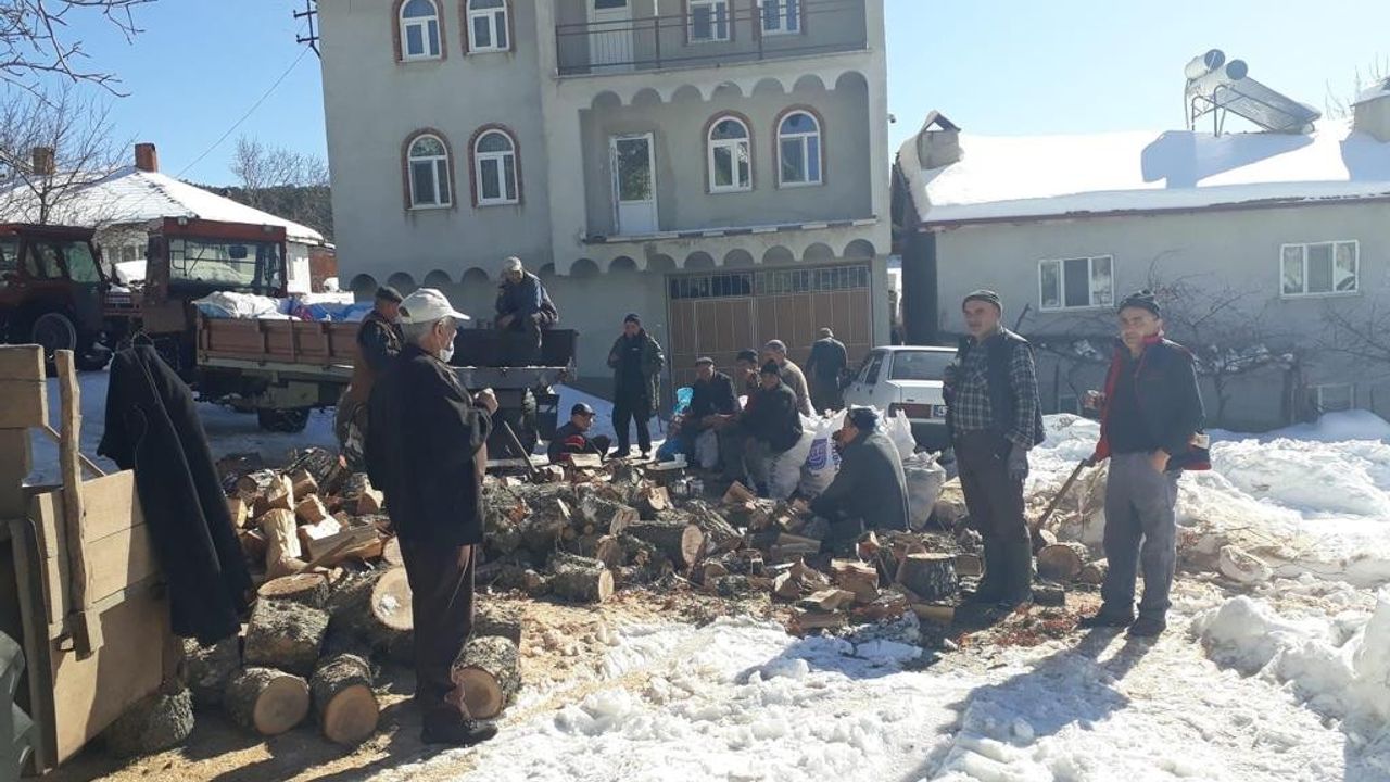 Ortaca, Kozluca, Yeşilköy ve Çamlıca’da köylüler odun topluyor