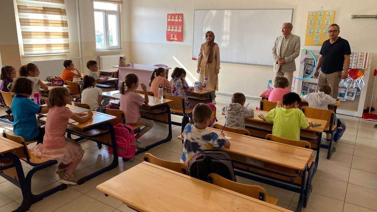 Domaniç’te minik öğrencilerin heyecanına Başkan Ertürk ortak oldu