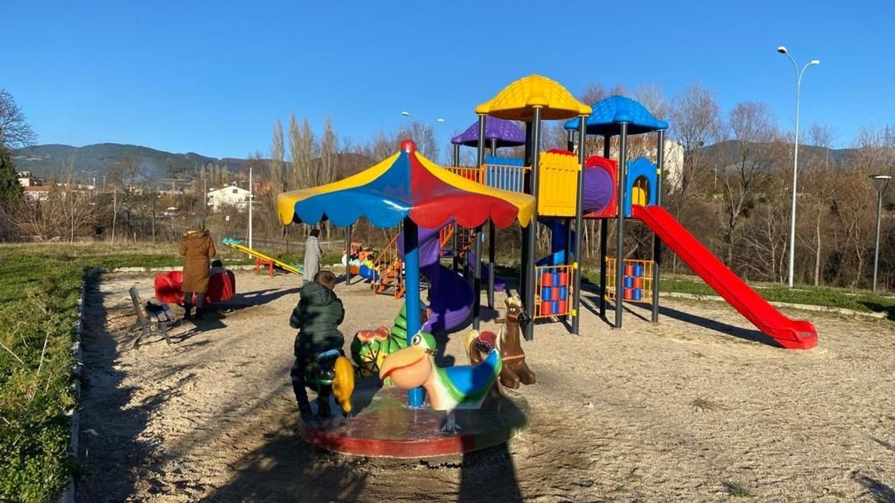 Domaniç Belediyesi, Çocuk Oyun Parklarındaki Çeşitliliği Artırıyor