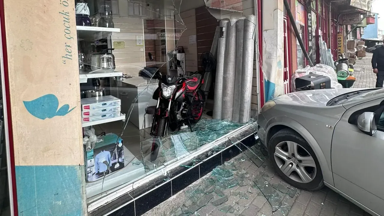 Domaniç’te Araç Dükkana Girdi