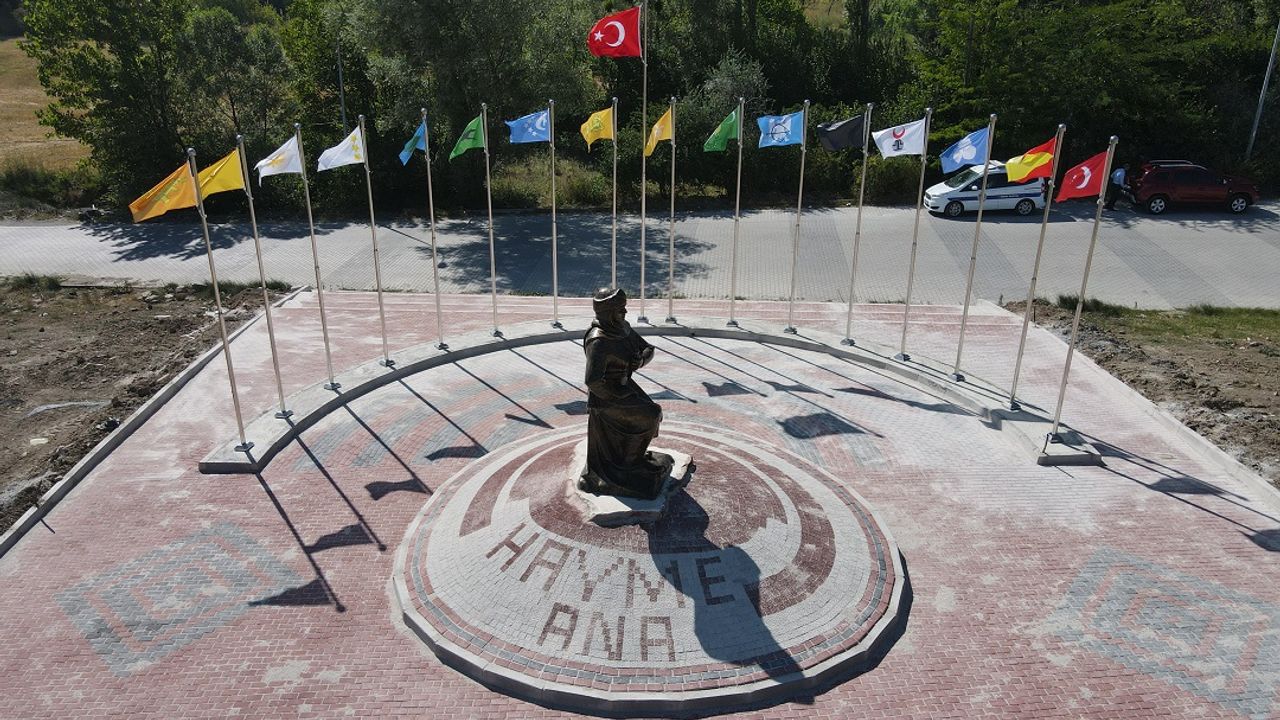 Türk devletleri bayrakları Hayme Ana Anıtı etrafında göndere çekildi