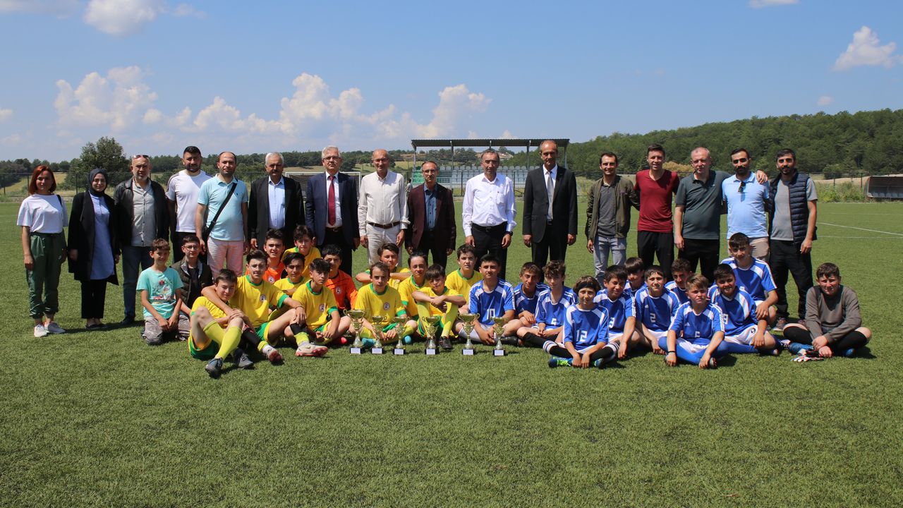Futbol turnuvası şampiyonu Domaniç Ortaokulu oldu