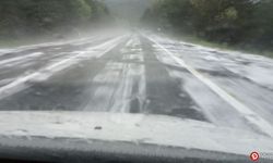 Yağan dolu yolu beyaz örtüyle kapladı