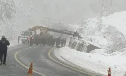 Domaniç Dağında Yan Yatan Tır Kaldırıldı