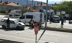 Domaniç Emniyet Kavşağında Trafik Kazası: 5 Kişi Yaralandı