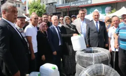 Bursa’dan Domaniç’e Tarımsal Destek; Çiftçiye 2200 Litre Gübre Ve Sulama Borusu Dağıtıldı