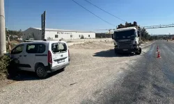 Domaniç’te Kaza; Kamyonla Otomobil Çarpıştı