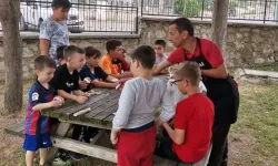 Gaveci Ali ve Hayırseverlerden Çocuklara Serin İkram