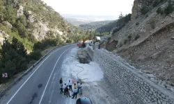 Domaniç-İnegöl Karayolunda Çalışmalar Sürüyor; Artık Heyelanlı Bölgede Taşlar Düşmeyecek