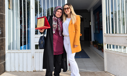 Her Sabah Kızıyla Okula Gidip Derslerin Bitmesini Bekliyor