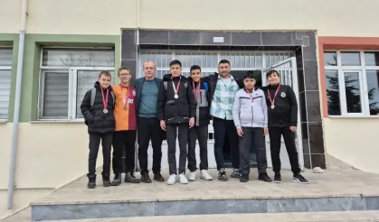 Domaniç Ortaokulu Güreşte 6 Madalya Kazandı