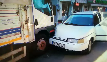 Domaniç’te Kaza; Park Halindeki Araca Çarptı