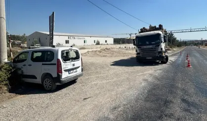 Domaniç’te Kaza; Kamyonla Otomobil Çarpıştı