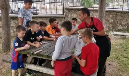 Gaveci Ali ve Hayırseverlerden Çocuklara Serin İkram