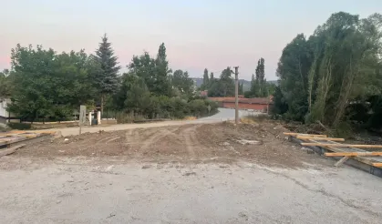 Domaniç’te Çiftlik Köprüsü Trafiğe Açıldı, Yol Çalışmaları Sürüyor