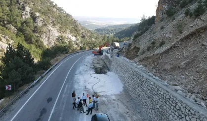 Domaniç-İnegöl Karayolunda Çalışmalar Sürüyor; Artık Heyelanlı Bölgede Taşlar Düşmeyecek