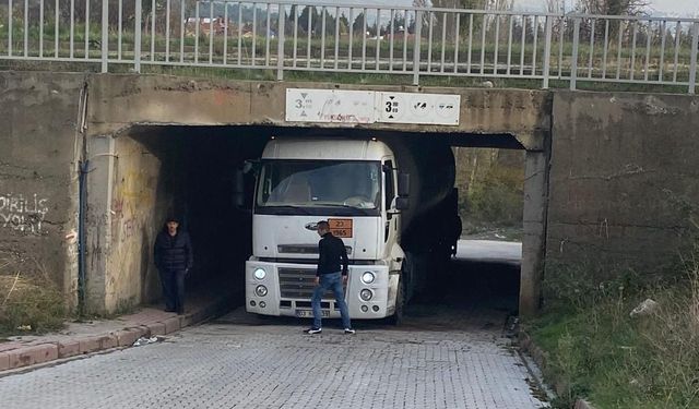 Domaniç'e gelirken olmayan Karşıyaka köprüsüne sıkıştı