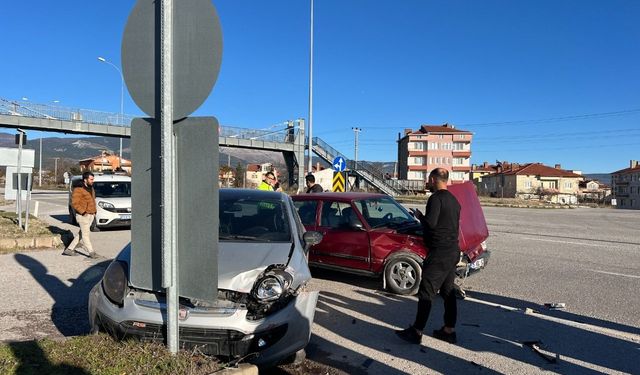 Emniyet kavşağında yine kaza