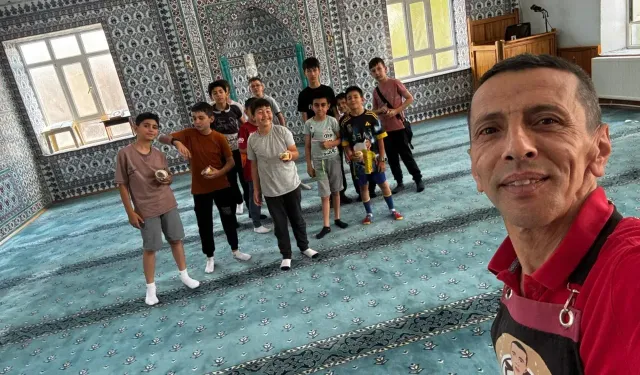 Domaniç’te Hayırseverlerin Katkısıyla 1500 Çocuğa Dondurma İkramı