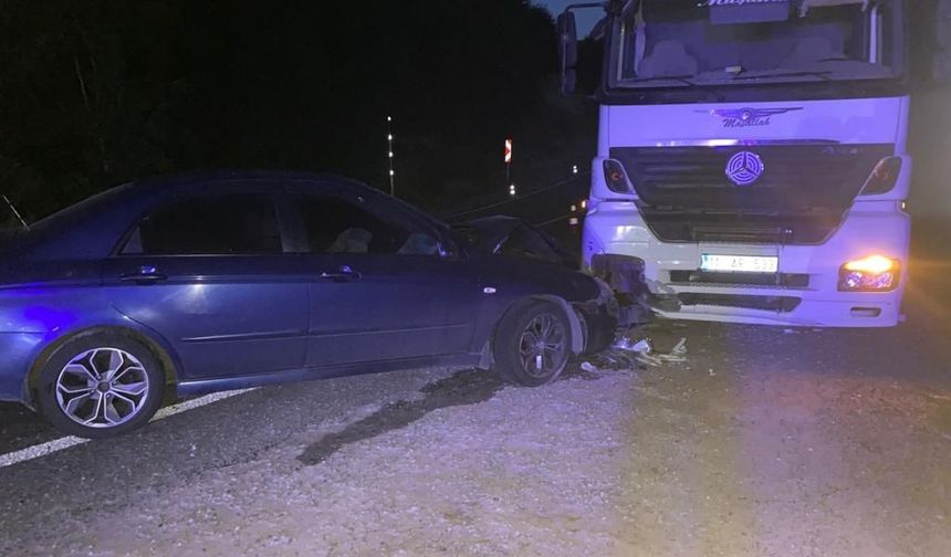 Domaniç dağ yolunda kaza: Odun yüklü kamyonla otomobil çarpıştı