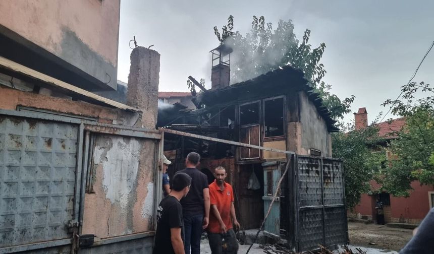 Domaniç'te mahalle ortasında çıkan yangın korkuttu