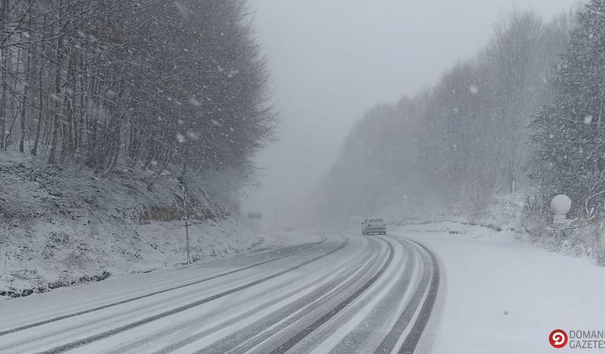 Yoğun kar yağışı nedeniyle Domaniç’teki karayoluna yasak getirildi!