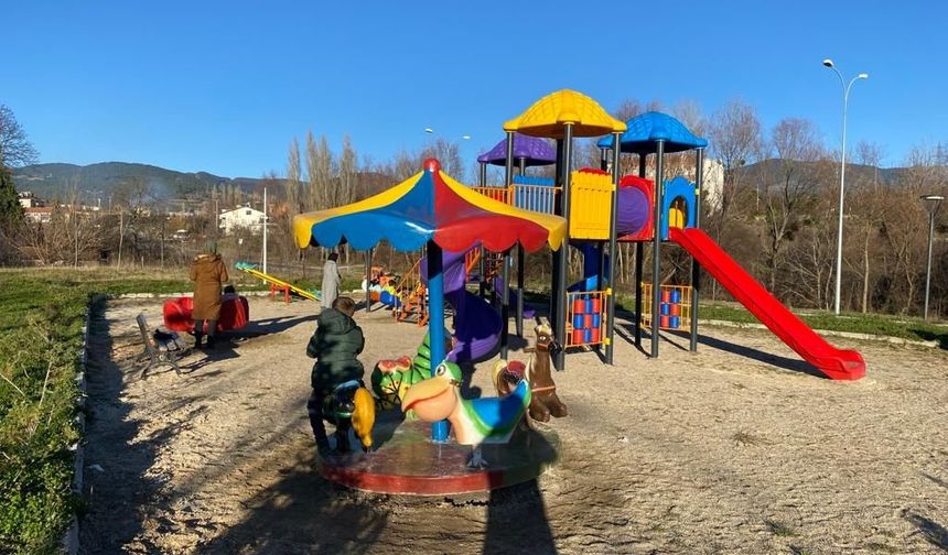 Domaniç Belediyesi, Çocuk Oyun Parklarındaki Çeşitliliği Artırıyor