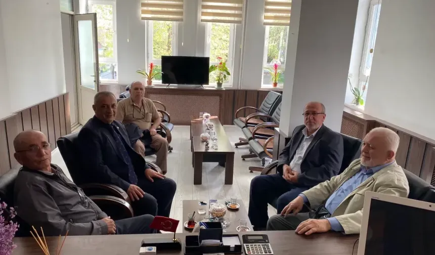 Domaniç'te eski Belediye başkanı, yeni başkanı ziyaret etti