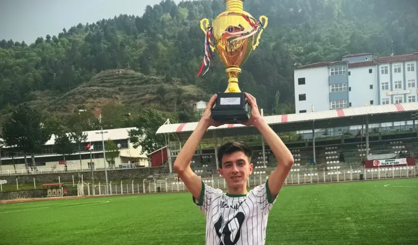 Türkiye'nin en genç muhtarı gol atarak kupayı kaldırdı
