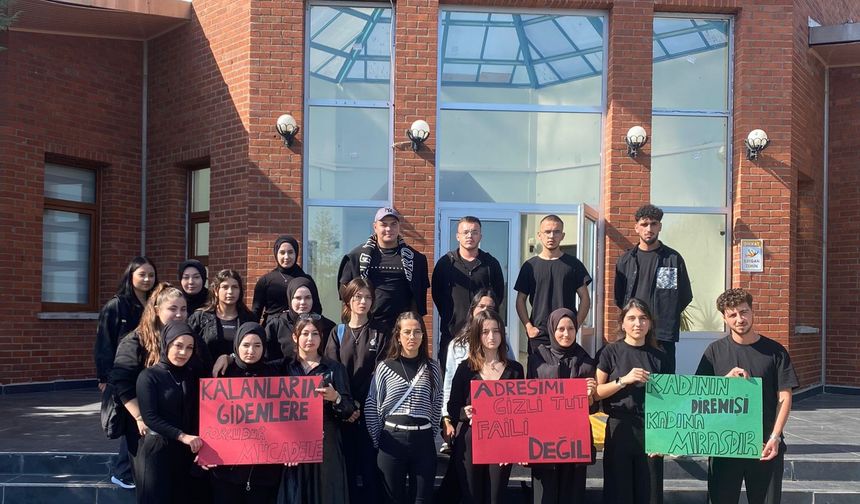 Domaniç’te öğrenciler siyah kıyafetler giyip tepkilerini dile getirdiler