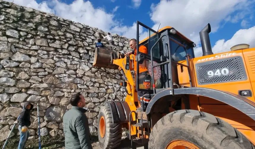 Domaniç'te Yıkılmaya Başlayan İstinat Duvarına Tamirat