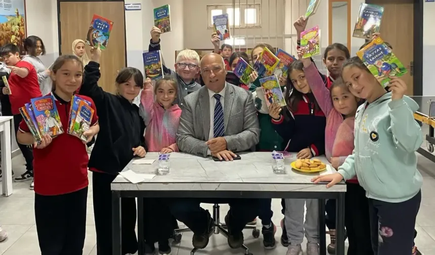 Tarihçi Yazar İsmail Bilgin Çukurca’da Öğrencilerle Buluştu