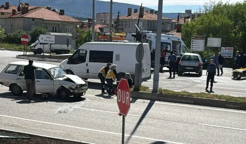 Domaniç Emniyet Kavşağında Trafik Kazası: 5 Kişi Yaralandı