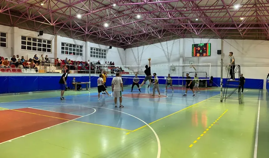 Domaniç’te Kurumlar Arası Voleybol Turnuvasında Yarı Final Heyecanı