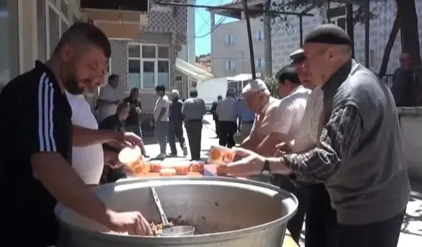 Domaniç Karaköy’de Vatandaşlara Aşure Dağıtıldı