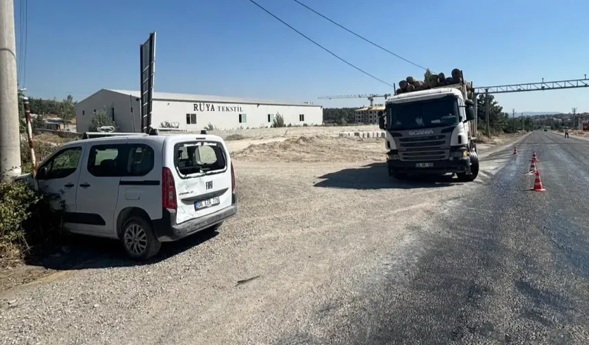 Domaniç’te Kaza; Kamyonla Otomobil Çarpıştı