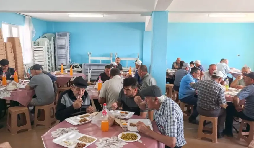 Fıranlar Köyü’nde Etli Pilav ve Aşure İkram