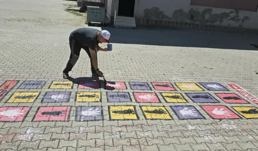 Domaniç Ortaokulu Öğretmenlerinden Yaz Tatilinde Örnek Davranış
