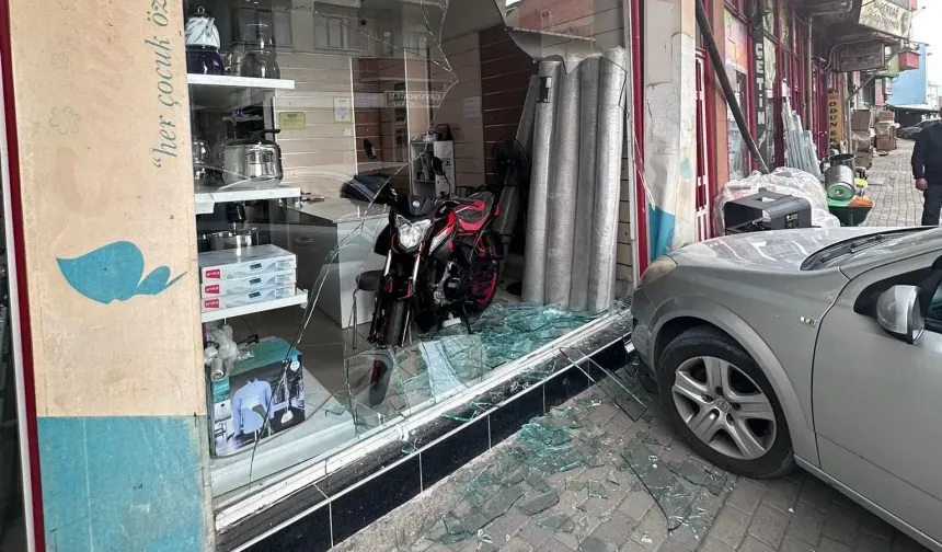 Domaniç’te Araç Dükkana Girdi