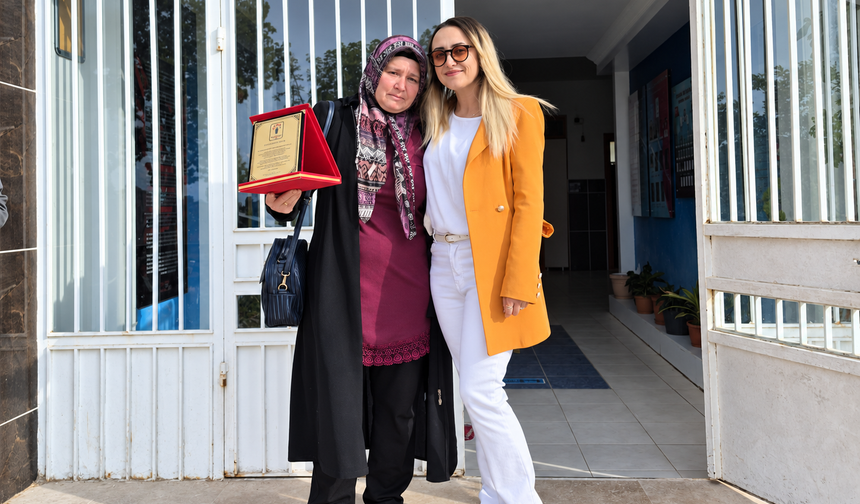 Her Sabah Kızıyla Okula Gidip Derslerin Bitmesini Bekliyor
